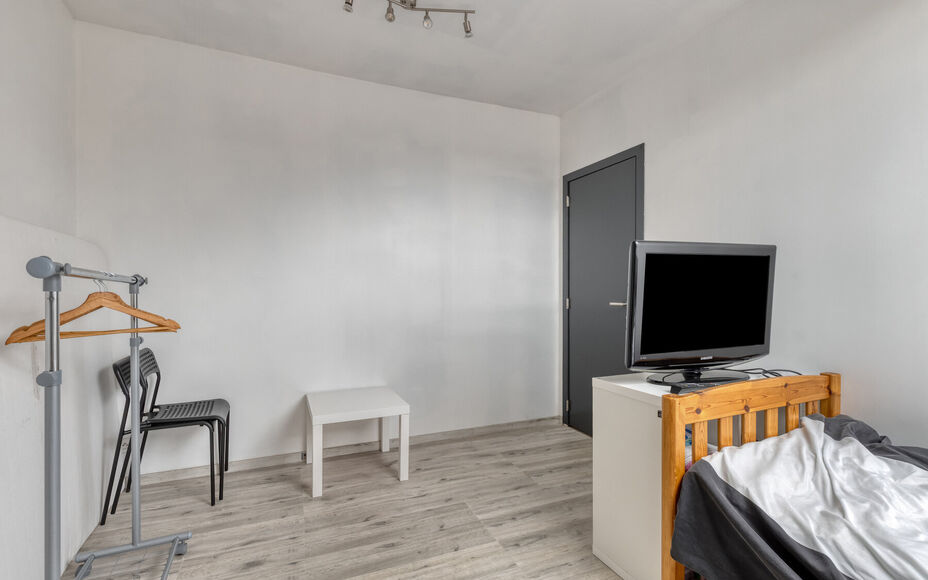 Leemans Immobiliën vous présente cette maison soignée et économe en énergie (PEB A), située dans un quartier calme mais central à Ternat.
Grâce à son emplacement idéal, vous trouverez à proximité immédiate des commerces, des écoles, des infr