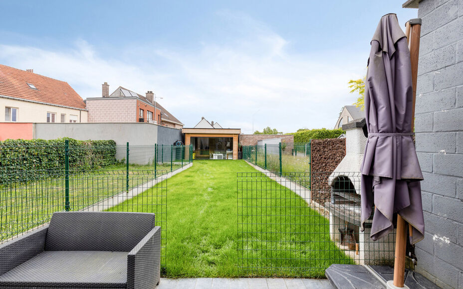 Leemans Immobiliën vous présente cette maison soignée et économe en énergie (PEB A), située dans un quartier calme mais central à Ternat.
Grâce à son emplacement idéal, vous trouverez à proximité immédiate des commerces, des écoles, des infr