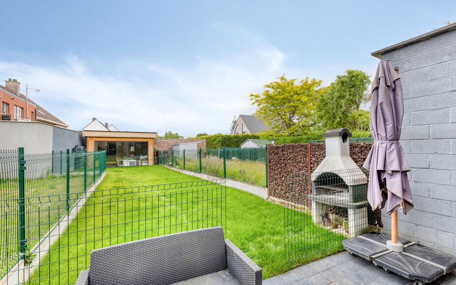 Leemans Immobiliën vous présente cette maison soignée et économe en énergie (PEB A), située dans un quartier calme mais central à Ternat.
Grâce à son emplacement idéal, vous trouverez à proximité immédiate des commerces, des écoles, des infr