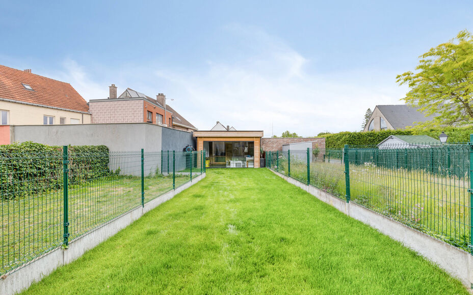 Leemans Immobiliën vous présente cette maison soignée et économe en énergie (PEB A), située dans un quartier calme mais central à Ternat.
Grâce à son emplacement idéal, vous trouverez à proximité immédiate des commerces, des écoles, des infr