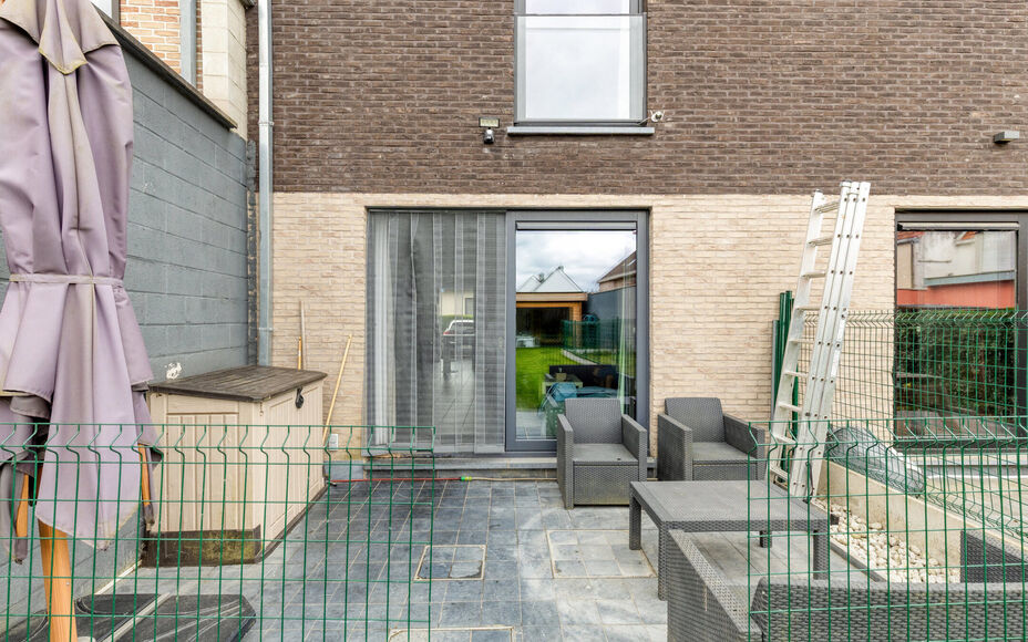 Leemans Immobiliën vous présente cette maison soignée et économe en énergie (PEB A), située dans un quartier calme mais central à Ternat.
Grâce à son emplacement idéal, vous trouverez à proximité immédiate des commerces, des écoles, des infr