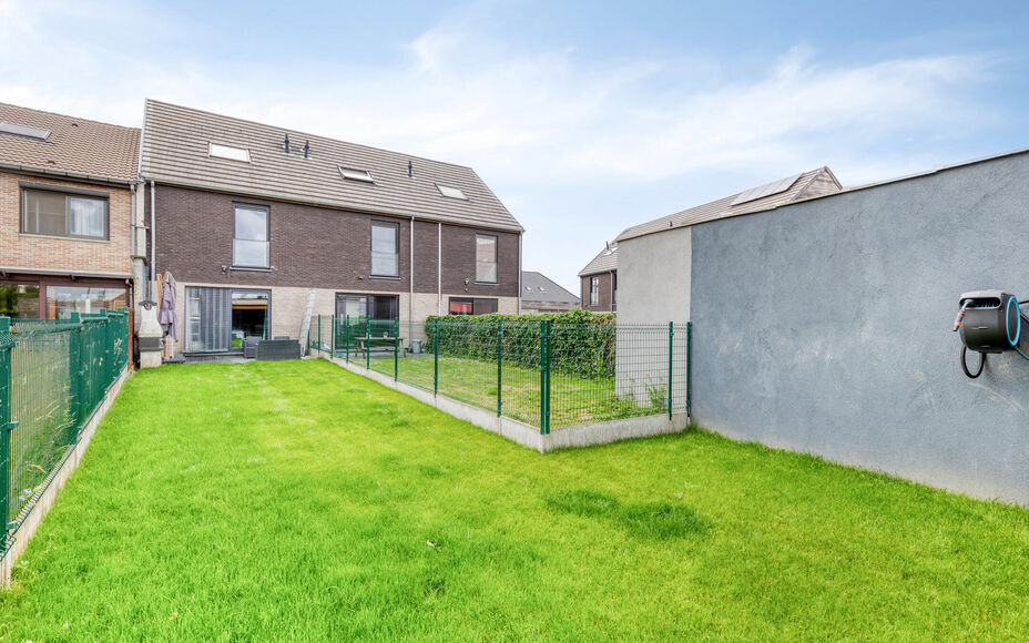 Leemans Immobiliën vous présente cette maison soignée et économe en énergie (PEB A), située dans un quartier calme mais central à Ternat.
Grâce à son emplacement idéal, vous trouverez à proximité immédiate des commerces, des écoles, des infr