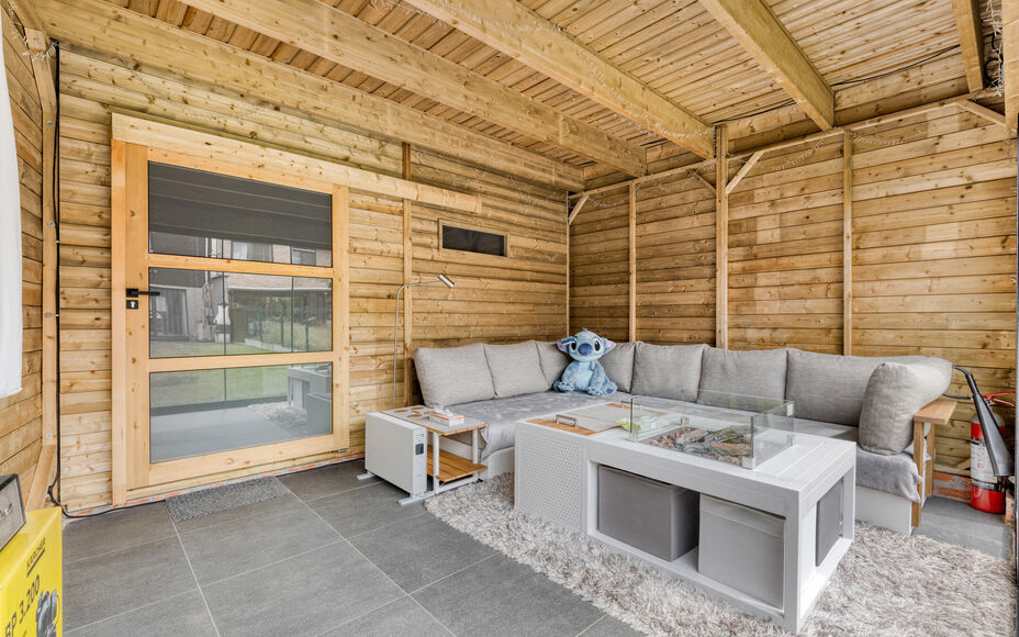 Leemans Immobiliën vous présente cette maison soignée et économe en énergie (PEB A), située dans un quartier calme mais central à Ternat.
Grâce à son emplacement idéal, vous trouverez à proximité immédiate des commerces, des écoles, des infr