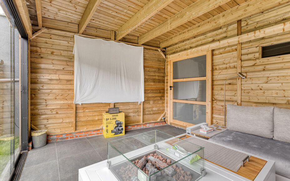 Leemans Immobiliën vous présente cette maison soignée et économe en énergie (PEB A), située dans un quartier calme mais central à Ternat.
Grâce à son emplacement idéal, vous trouverez à proximité immédiate des commerces, des écoles, des infr