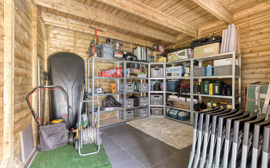 Leemans Immobiliën vous présente cette maison soignée et économe en énergie (PEB A), située dans un quartier calme mais central à Ternat.
Grâce à son emplacement idéal, vous trouverez à proximité immédiate des commerces, des écoles, des infr