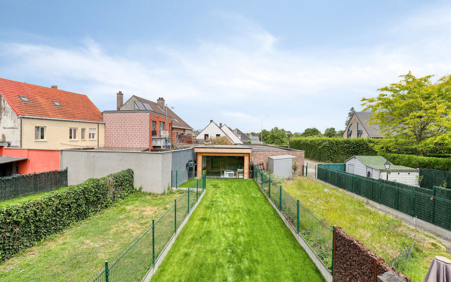 Leemans Immobiliën vous présente cette maison soignée et économe en énergie (PEB A), située dans un quartier calme mais central à Ternat.
Grâce à son emplacement idéal, vous trouverez à proximité immédiate des commerces, des écoles, des infr