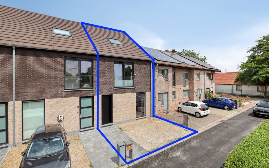 Leemans Immobiliën vous présente cette maison soignée et économe en énergie (PEB A), située dans un quartier calme mais central à Ternat.
Grâce à son emplacement idéal, vous trouverez à proximité immédiate des commerces, des écoles, des infr