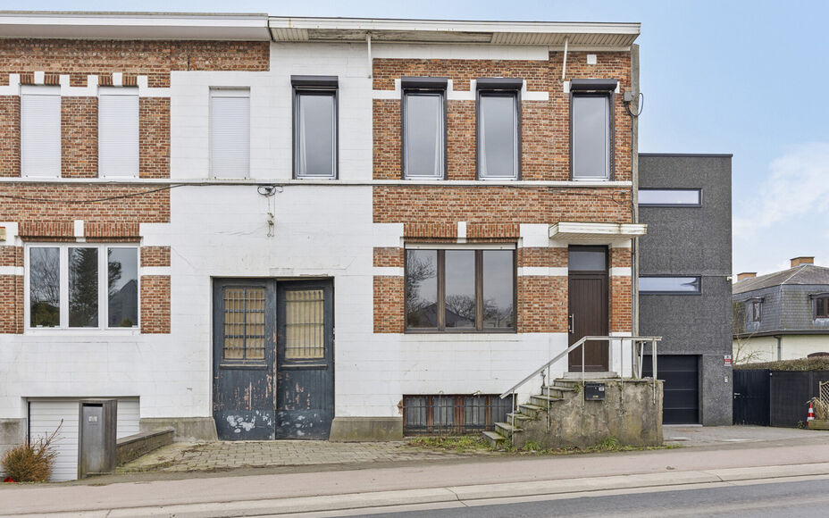 LEEMANS IMMOBILIEN vous propose cette maison unifamiliale avec diverses possibilités de développement ! Située dans la commune de Wemmel (frontière avec la commune de Meise), tout en étant proche de toutes les commodités et avec un accès facile ver