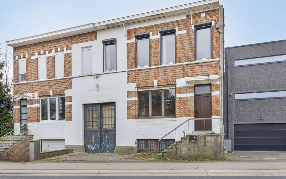 LEEMANS IMMOBILIEN vous propose cette maison unifamiliale avec diverses possibilités de développement ! Située dans la commune de Wemmel (frontière avec la commune de Meise), tout en étant proche de toutes les commodités et avec un accès facile ver