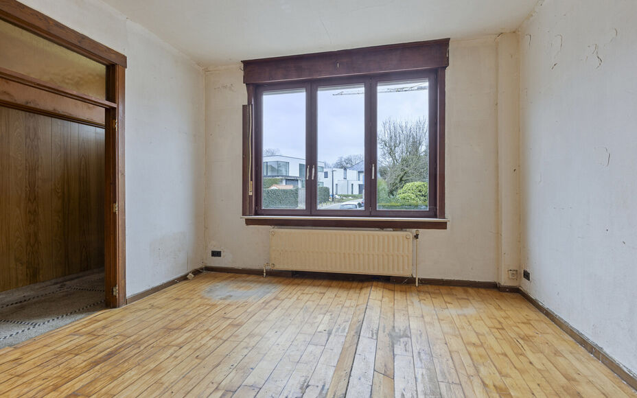 LEEMANS IMMOBILIEN vous propose cette maison unifamiliale avec diverses possibilités de développement ! Située dans la commune de Wemmel (frontière avec la commune de Meise), tout en étant proche de toutes les commodités et avec un accès facile ver