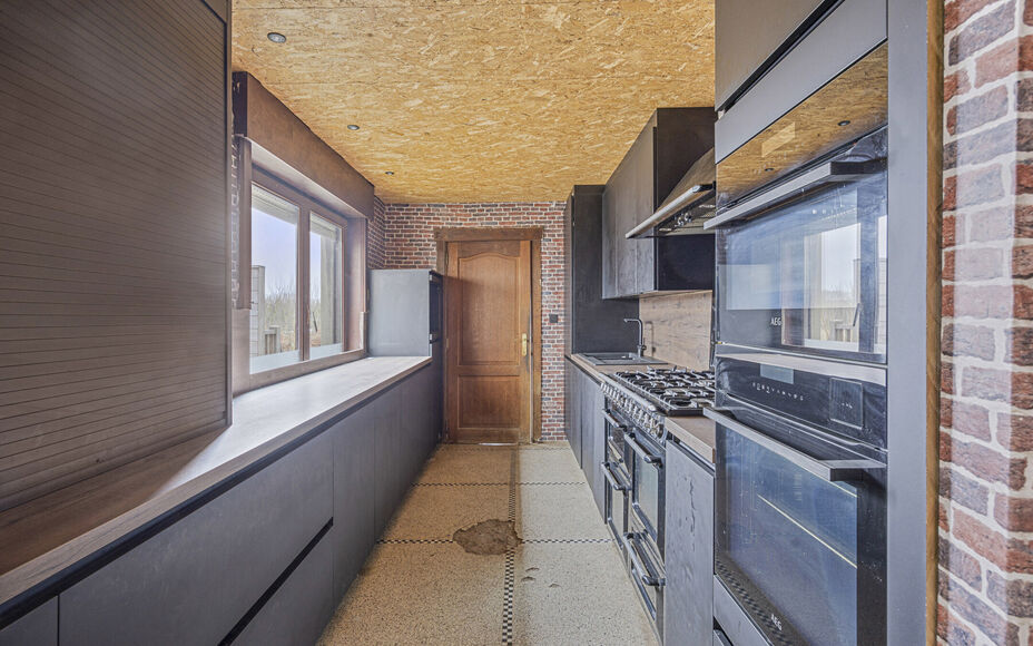 LEEMANS IMMOBILIEN vous propose cette maison unifamiliale avec diverses possibilités de développement ! Située dans la commune de Wemmel (frontière avec la commune de Meise), tout en étant proche de toutes les commodités et avec un accès facile ver