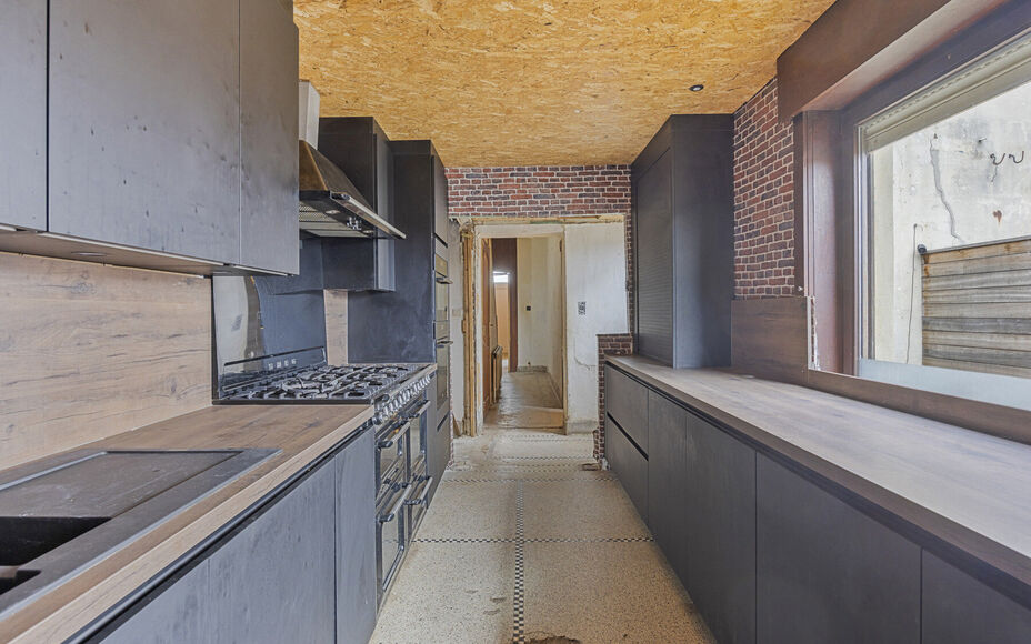 LEEMANS IMMOBILIEN vous propose cette maison unifamiliale avec diverses possibilités de développement ! Située dans la commune de Wemmel (frontière avec la commune de Meise), tout en étant proche de toutes les commodités et avec un accès facile ver