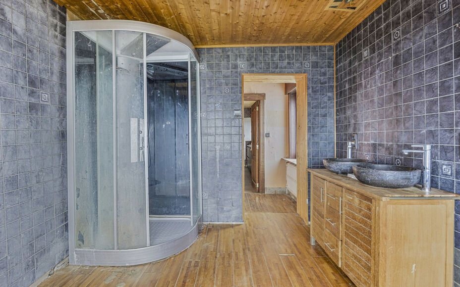 LEEMANS IMMOBILIEN vous propose cette maison unifamiliale avec diverses possibilités de développement ! Située dans la commune de Wemmel (frontière avec la commune de Meise), tout en étant proche de toutes les commodités et avec un accès facile ver