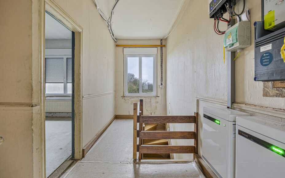 LEEMANS IMMOBILIEN vous propose cette maison unifamiliale avec diverses possibilités de développement ! Située dans la commune de Wemmel (frontière avec la commune de Meise), tout en étant proche de toutes les commodités et avec un accès facile ver