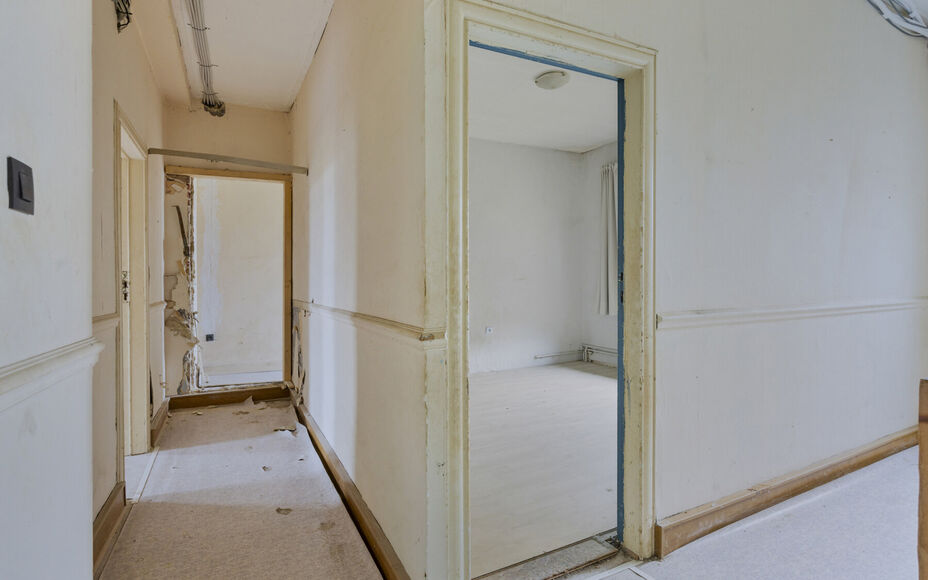 LEEMANS IMMOBILIEN vous propose cette maison unifamiliale avec diverses possibilités de développement ! Située dans la commune de Wemmel (frontière avec la commune de Meise), tout en étant proche de toutes les commodités et avec un accès facile ver
