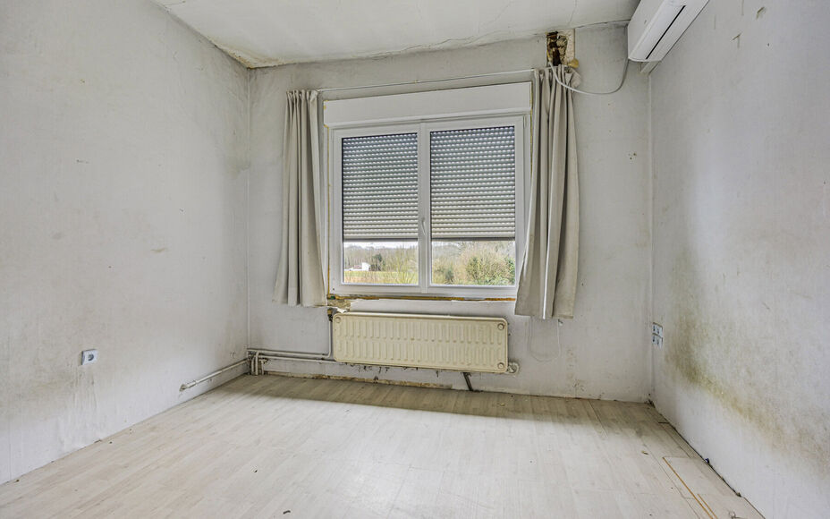 LEEMANS IMMOBILIEN vous propose cette maison unifamiliale avec diverses possibilités de développement ! Située dans la commune de Wemmel (frontière avec la commune de Meise), tout en étant proche de toutes les commodités et avec un accès facile ver