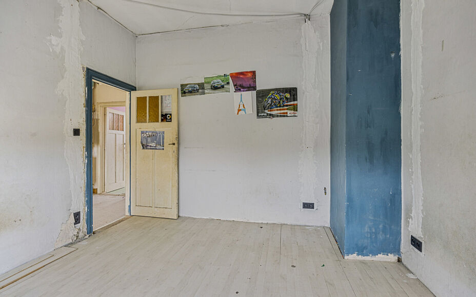 LEEMANS IMMOBILIEN vous propose cette maison unifamiliale avec diverses possibilités de développement ! Située dans la commune de Wemmel (frontière avec la commune de Meise), tout en étant proche de toutes les commodités et avec un accès facile ver