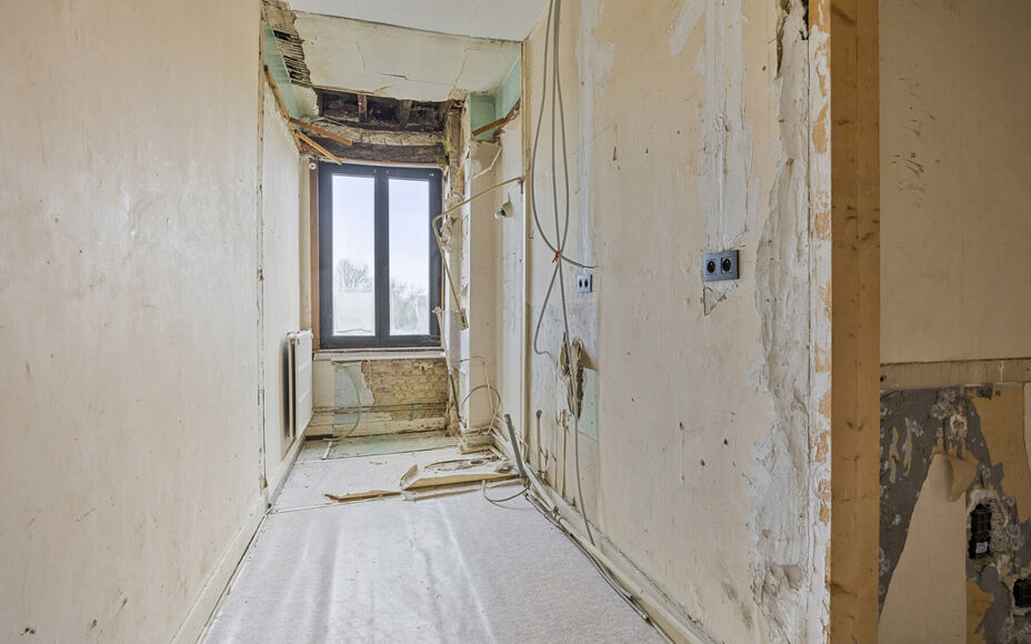 LEEMANS IMMOBILIEN vous propose cette maison unifamiliale avec diverses possibilités de développement ! Située dans la commune de Wemmel (frontière avec la commune de Meise), tout en étant proche de toutes les commodités et avec un accès facile ver