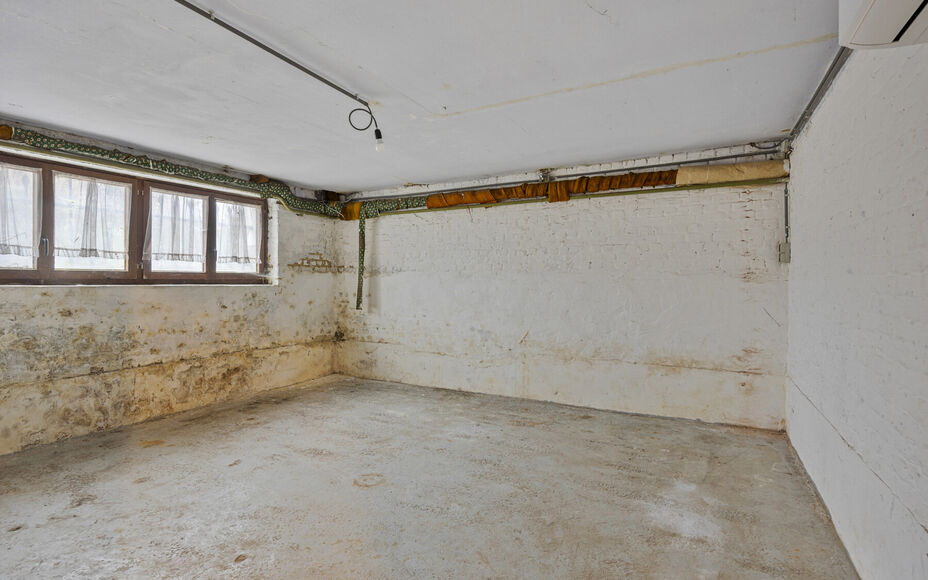 LEEMANS IMMOBILIEN vous propose cette maison unifamiliale avec diverses possibilités de développement ! Située dans la commune de Wemmel (frontière avec la commune de Meise), tout en étant proche de toutes les commodités et avec un accès facile ver