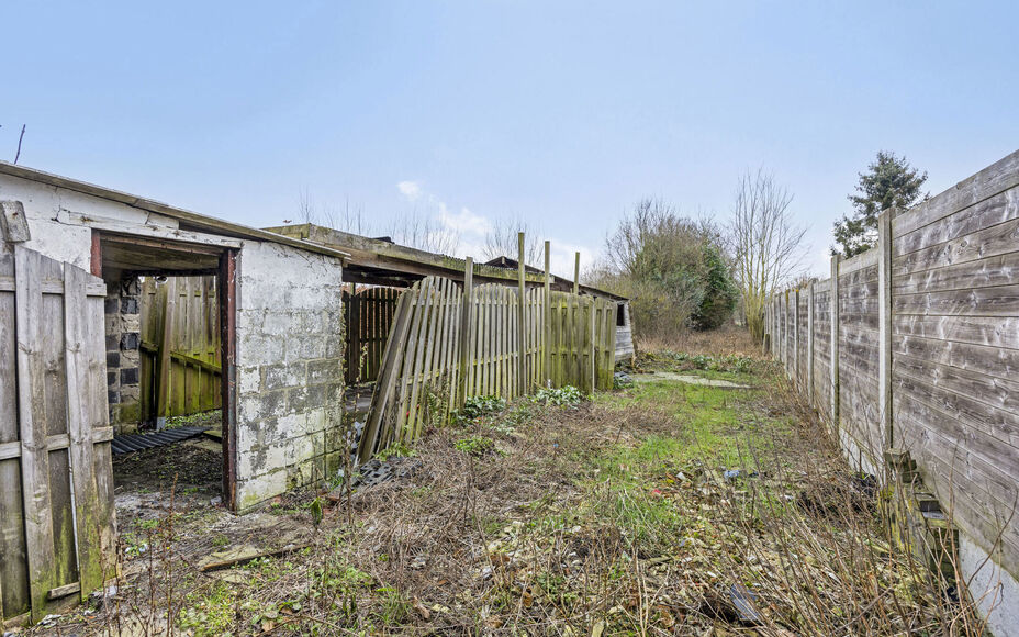LEEMANS IMMOBILIEN vous propose cette maison unifamiliale avec diverses possibilités de développement ! Située dans la commune de Wemmel (frontière avec la commune de Meise), tout en étant proche de toutes les commodités et avec un accès facile ver