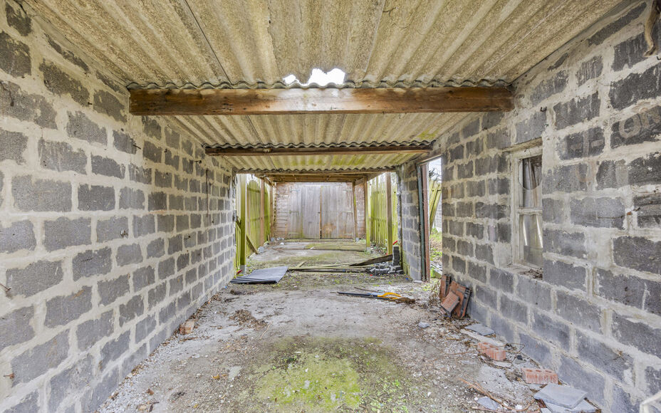 LEEMANS IMMOBILIEN vous propose cette maison unifamiliale avec diverses possibilités de développement ! Située dans la commune de Wemmel (frontière avec la commune de Meise), tout en étant proche de toutes les commodités et avec un accès facile ver