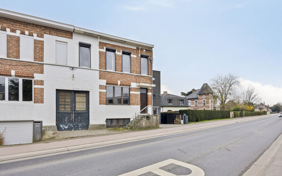 LEEMANS IMMOBILIEN vous propose cette maison unifamiliale avec diverses possibilités de développement ! Située dans la commune de Wemmel (frontière avec la commune de Meise), tout en étant proche de toutes les commodités et avec un accès facile ver