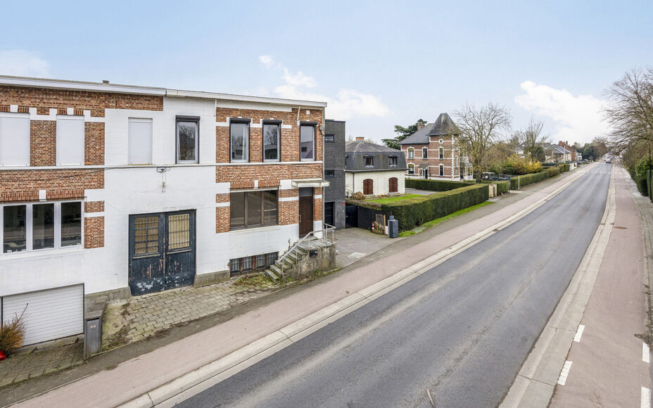 LEEMANS IMMOBILIEN vous propose cette maison unifamiliale avec diverses possibilités de développement ! Située dans la commune de Wemmel (frontière avec la commune de Meise), tout en étant proche de toutes les commodités et avec un accès facile ver
