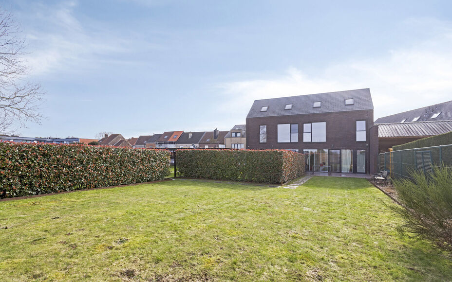 LEEMANS IMMOBILIANS propose à la vente ce maison familiale (nouvelle construction), situé sur un très bon emplacement dans la commune de Mollem (Asse). 

Vous êtes à la recherche d'une maison spacieuse et agréable, située à distance de marche de l