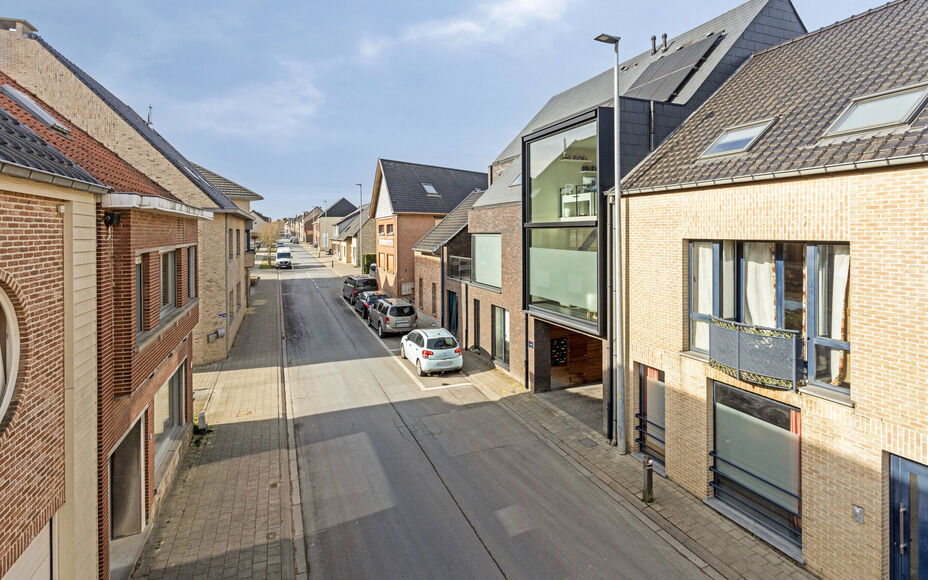 LEEMANS IMMOBILIANS propose à la vente ce maison familiale (nouvelle construction), situé sur un très bon emplacement dans la commune de Mollem (Asse). 

Vous êtes à la recherche d'une maison spacieuse et agréable, située à distance de marche de l