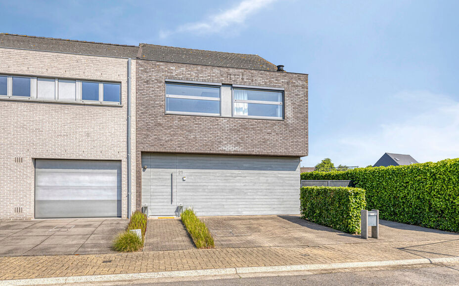 Maison moderne et solide située dans la campagne de Mollem dans une petite rue sans issue. À proximité de la gare (ligne Bruxelles-Termonde) et de l'arrêt de bus, et à quelques pas des commerces et des écoles. Cette maison trois façade comprend au 