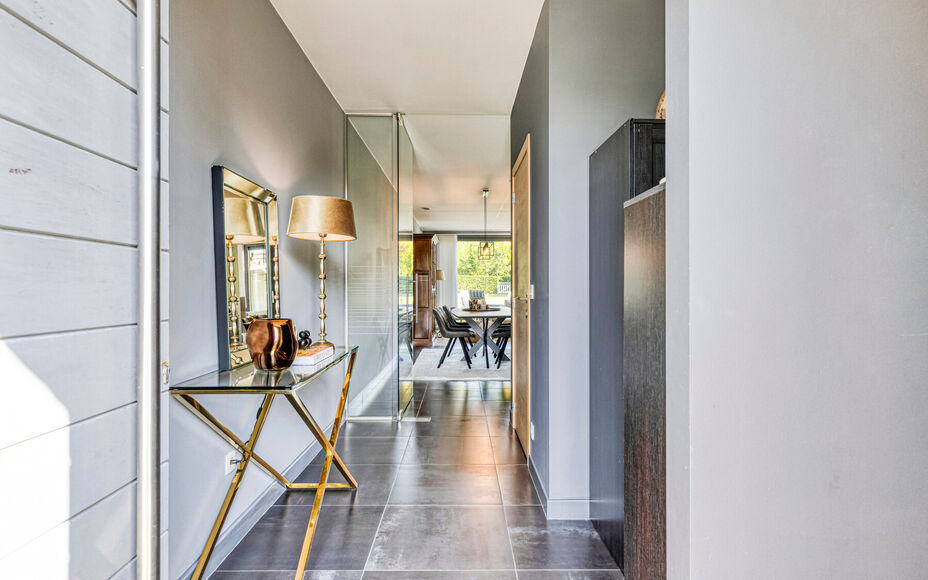 Maison moderne et solide située dans la campagne de Mollem dans une petite rue sans issue. À proximité de la gare (ligne Bruxelles-Termonde) et de l'arrêt de bus, et à quelques pas des commerces et des écoles. Cette maison trois façade comprend au 