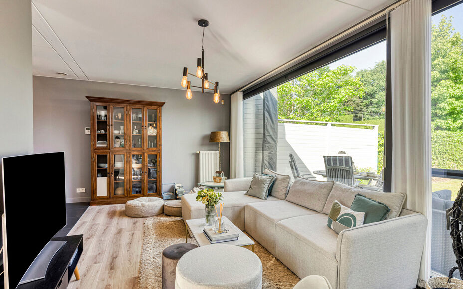 Maison moderne et solide située dans la campagne de Mollem dans une petite rue sans issue. À proximité de la gare (ligne Bruxelles-Termonde) et de l'arrêt de bus, et à quelques pas des commerces et des écoles. Cette maison trois façade comprend au 