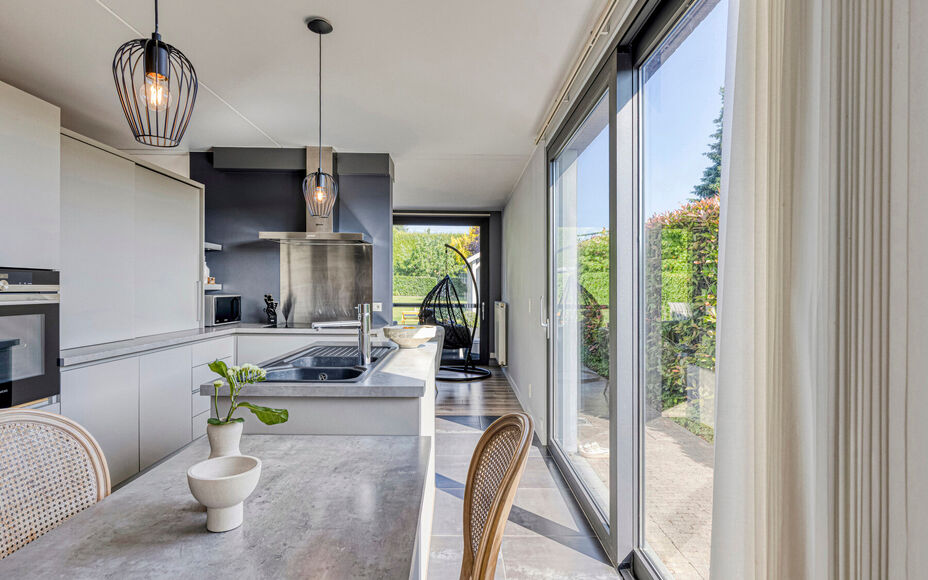 Maison moderne et solide située dans la campagne de Mollem dans une petite rue sans issue. À proximité de la gare (ligne Bruxelles-Termonde) et de l'arrêt de bus, et à quelques pas des commerces et des écoles. Cette maison trois façade comprend au 