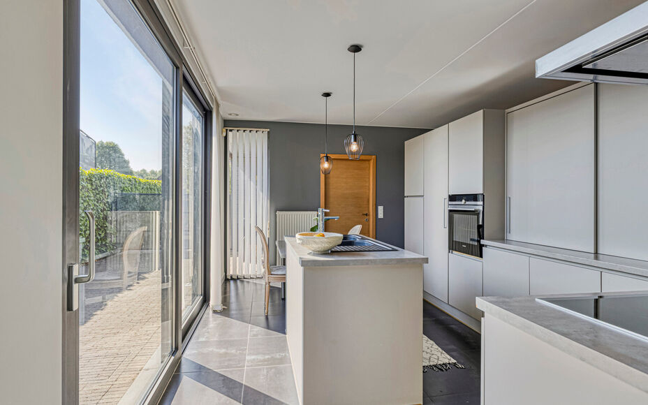 Maison moderne et solide située dans la campagne de Mollem dans une petite rue sans issue. À proximité de la gare (ligne Bruxelles-Termonde) et de l'arrêt de bus, et à quelques pas des commerces et des écoles. Cette maison trois façade comprend au 