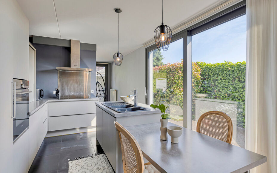Maison moderne et solide située dans la campagne de Mollem dans une petite rue sans issue. À proximité de la gare (ligne Bruxelles-Termonde) et de l'arrêt de bus, et à quelques pas des commerces et des écoles. Cette maison trois façade comprend au 