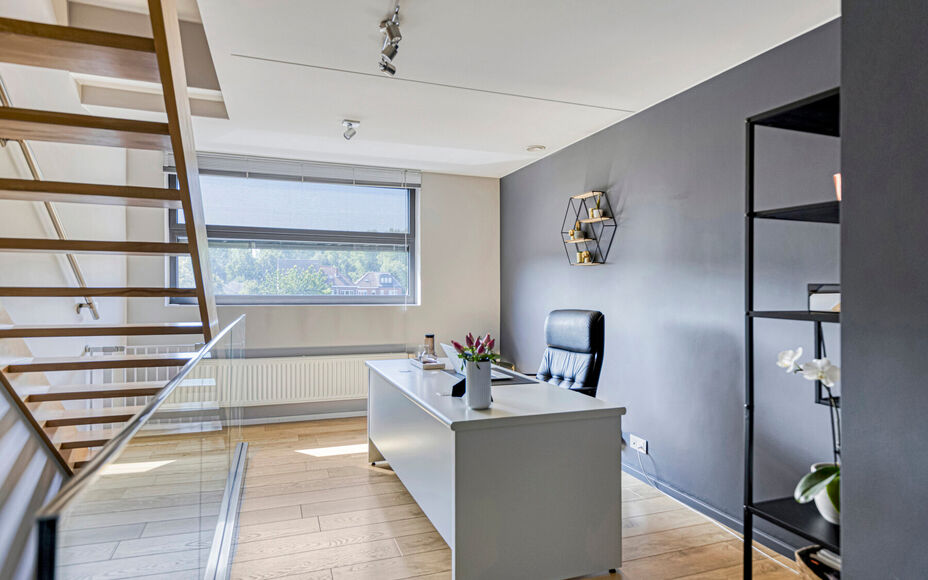Maison moderne et solide située dans la campagne de Mollem dans une petite rue sans issue. À proximité de la gare (ligne Bruxelles-Termonde) et de l'arrêt de bus, et à quelques pas des commerces et des écoles. Cette maison trois façade comprend au 