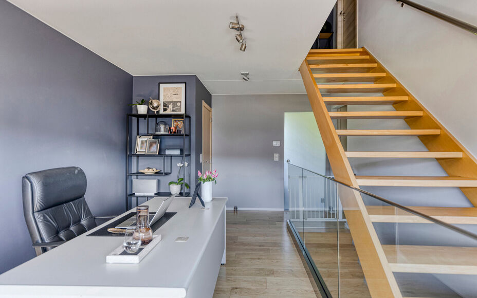 Maison moderne et solide située dans la campagne de Mollem dans une petite rue sans issue. À proximité de la gare (ligne Bruxelles-Termonde) et de l'arrêt de bus, et à quelques pas des commerces et des écoles. Cette maison trois façade comprend au 