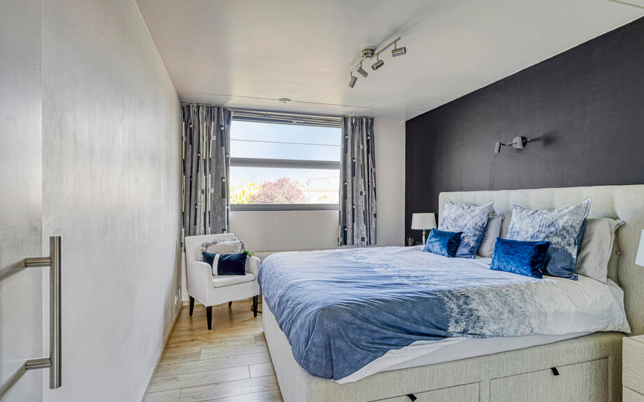 Maison moderne et solide située dans la campagne de Mollem dans une petite rue sans issue. À proximité de la gare (ligne Bruxelles-Termonde) et de l'arrêt de bus, et à quelques pas des commerces et des écoles. Cette maison trois façade comprend au 