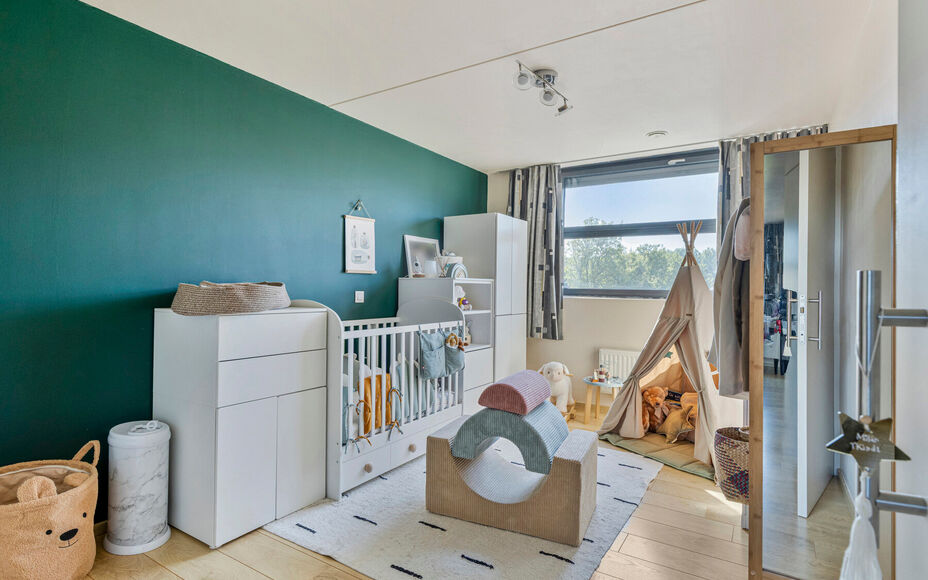 Maison moderne et solide située dans la campagne de Mollem dans une petite rue sans issue. À proximité de la gare (ligne Bruxelles-Termonde) et de l'arrêt de bus, et à quelques pas des commerces et des écoles. Cette maison trois façade comprend au 