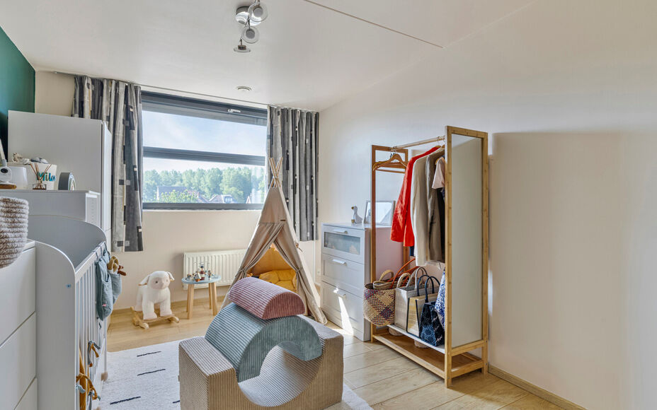 Maison moderne et solide située dans la campagne de Mollem dans une petite rue sans issue. À proximité de la gare (ligne Bruxelles-Termonde) et de l'arrêt de bus, et à quelques pas des commerces et des écoles. Cette maison trois façade comprend au 