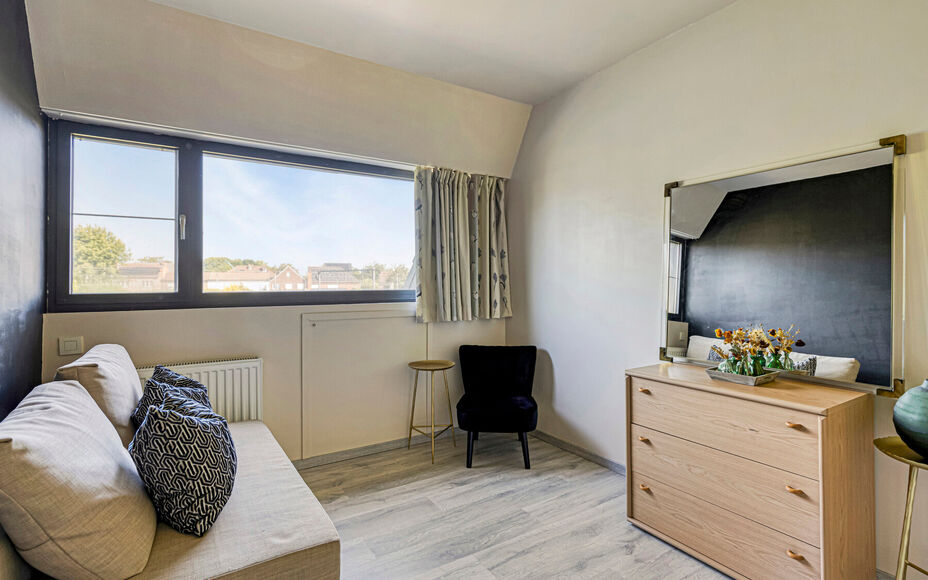 Maison moderne et solide située dans la campagne de Mollem dans une petite rue sans issue. À proximité de la gare (ligne Bruxelles-Termonde) et de l'arrêt de bus, et à quelques pas des commerces et des écoles. Cette maison trois façade comprend au 