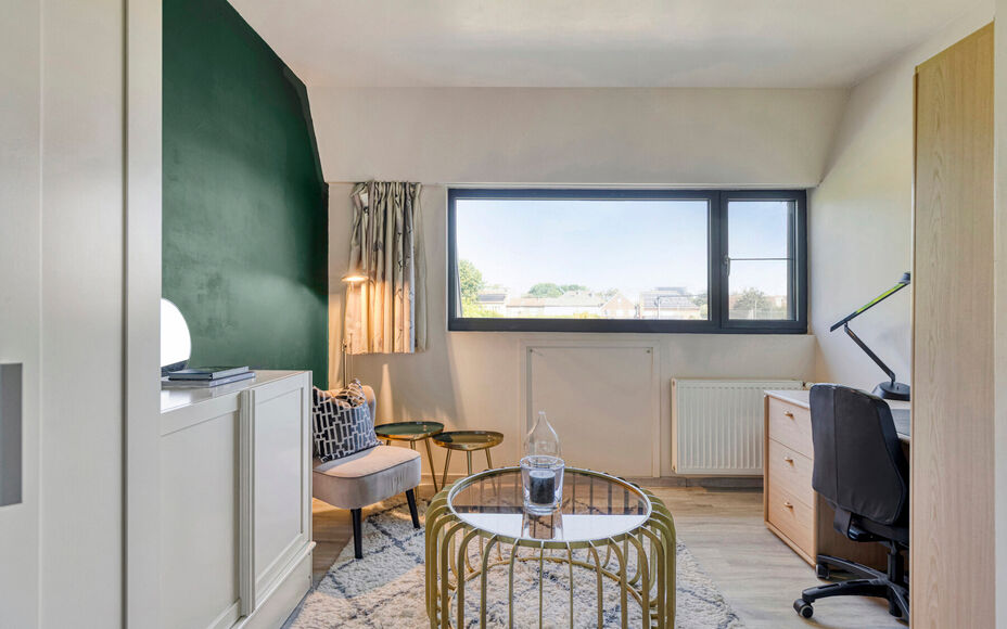 Maison moderne et solide située dans la campagne de Mollem dans une petite rue sans issue. À proximité de la gare (ligne Bruxelles-Termonde) et de l'arrêt de bus, et à quelques pas des commerces et des écoles. Cette maison trois façade comprend au 
