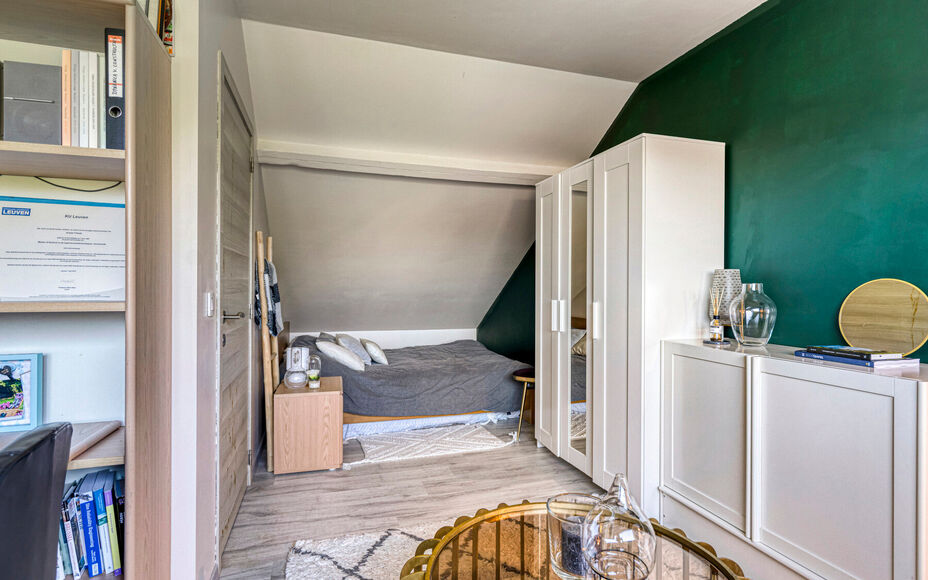 Maison moderne et solide située dans la campagne de Mollem dans une petite rue sans issue. À proximité de la gare (ligne Bruxelles-Termonde) et de l'arrêt de bus, et à quelques pas des commerces et des écoles. Cette maison trois façade comprend au 