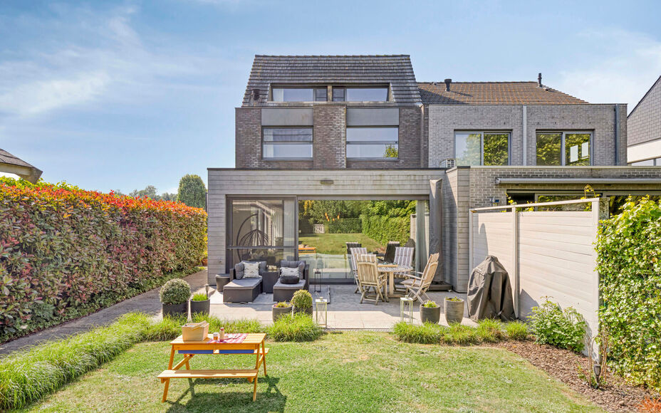 Maison moderne et solide située dans la campagne de Mollem dans une petite rue sans issue. À proximité de la gare (ligne Bruxelles-Termonde) et de l'arrêt de bus, et à quelques pas des commerces et des écoles. Cette maison trois façade comprend au 