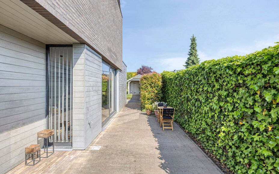 Maison moderne et solide située dans la campagne de Mollem dans une petite rue sans issue. À proximité de la gare (ligne Bruxelles-Termonde) et de l'arrêt de bus, et à quelques pas des commerces et des écoles. Cette maison trois façade comprend au 
