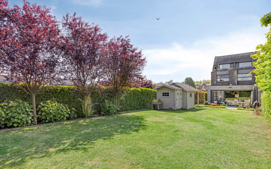 LEEMANS IMMOBILIËN vous propose cette spacieuse maison familiale moderne située dans le Mollem rural, idéalement située dans une impasse calme. Proche de la gare (ligne Bruxelles-Dendermonde) et de l'arrêt de bus, et à quelques pas des commerces et 