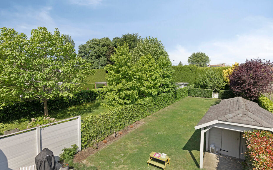LEEMANS IMMOBILIËN vous propose cette spacieuse maison familiale moderne située dans le Mollem rural, idéalement située dans une impasse calme. Proche de la gare (ligne Bruxelles-Dendermonde) et de l'arrêt de bus, et à quelques pas des commerces et 