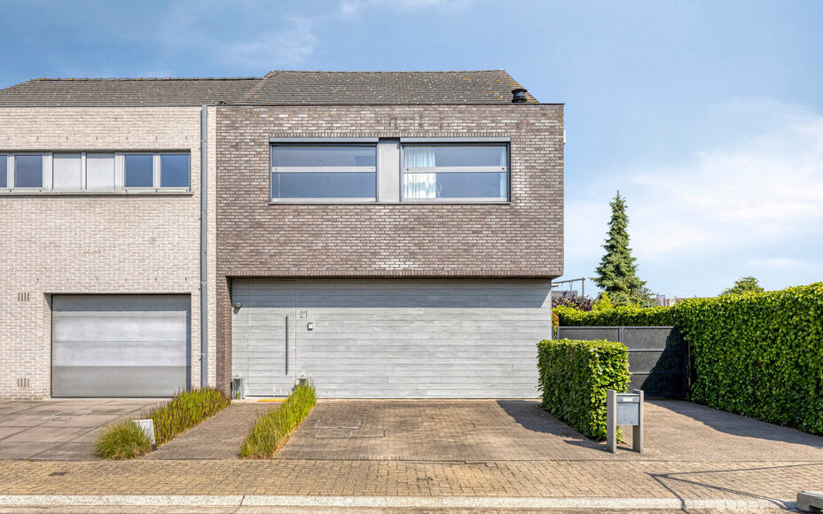 LEEMANS IMMOBILIËN vous propose cette spacieuse maison familiale moderne située dans le Mollem rural, idéalement située dans une impasse calme. Proche de la gare (ligne Bruxelles-Dendermonde) et de l'arrêt de bus, et à quelques pas des commerces et 