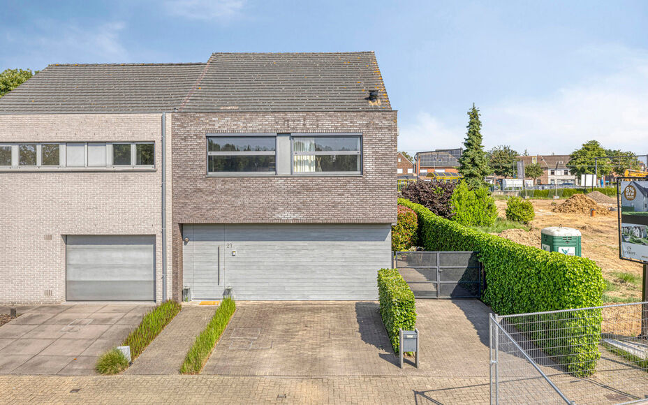 LEEMANS IMMOBILIËN vous propose cette spacieuse maison familiale moderne située dans le Mollem rural, idéalement située dans une impasse calme. Proche de la gare (ligne Bruxelles-Dendermonde) et de l'arrêt de bus, et à quelques pas des commerces et 
