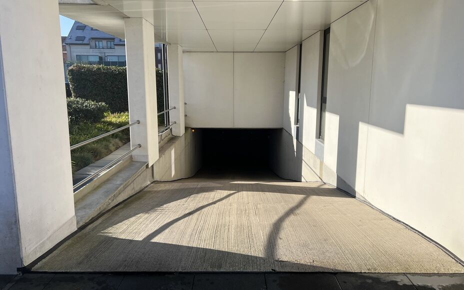 LEEMANS IMMOBILIEN vous présente un emplacement de parking souterrain à louer à Wolvertem (commune de Meise) ! 

L'emplacement de parking (n° 2) se trouve dans la résidence 'Zita', située à Moerhof 1, 1861 Wolvertem. Situé à quelques pas du centr